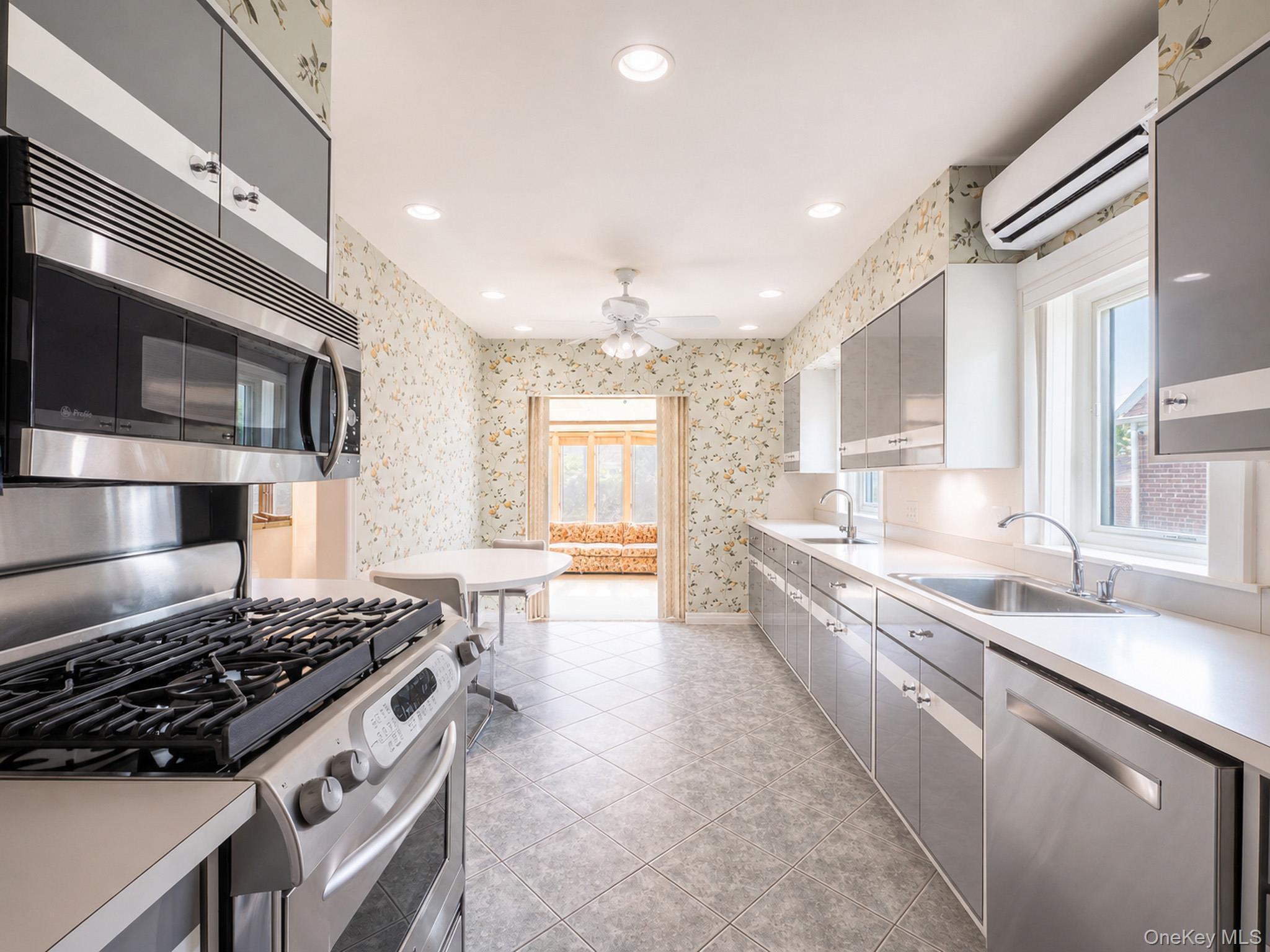 Single Family 176th Street  Queens, NY 11366, MLS-1030937-15