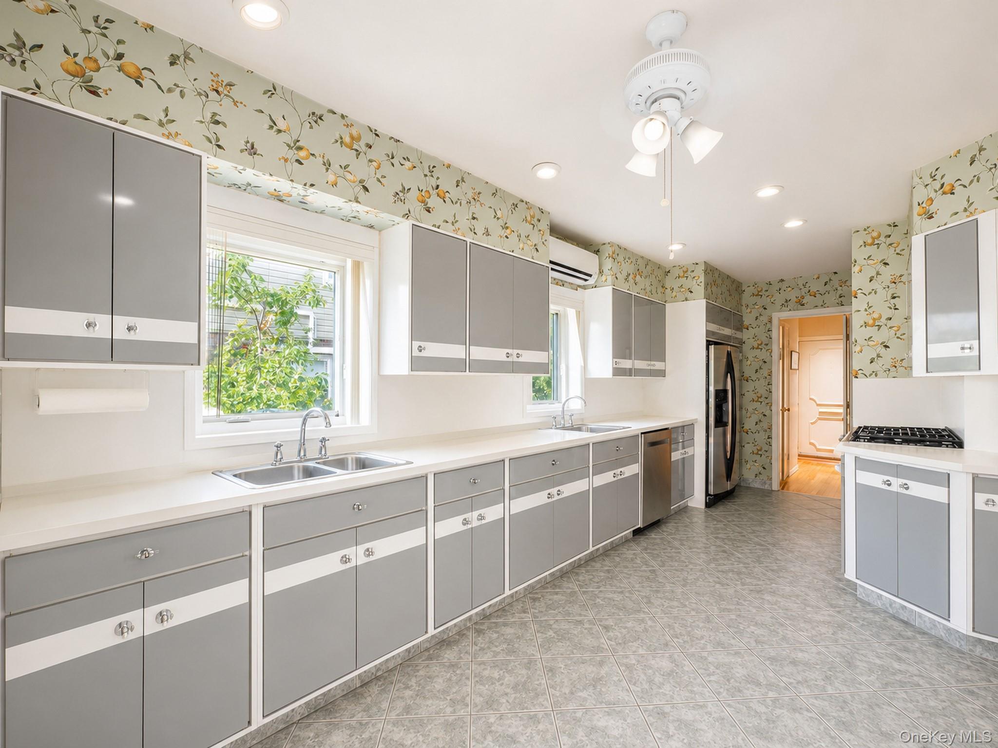 Single Family 176th Street  Queens, NY 11366, MLS-1030937-16