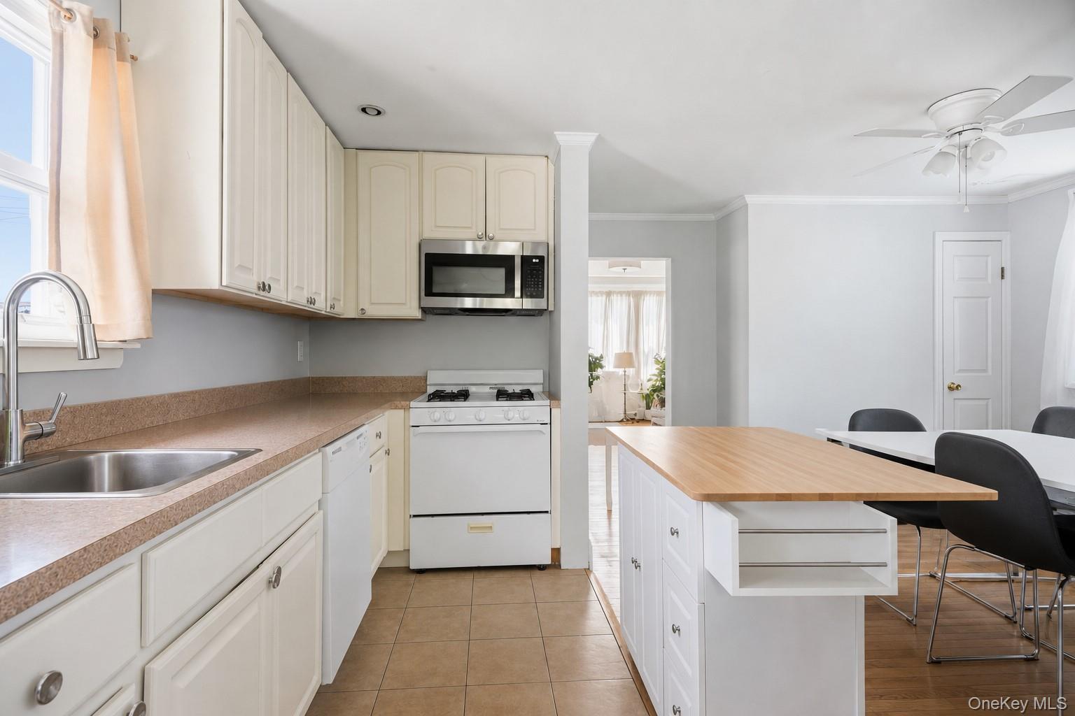 Single Family Woodfield Road  Nassau County, NY 11552, MLS-1030969-7