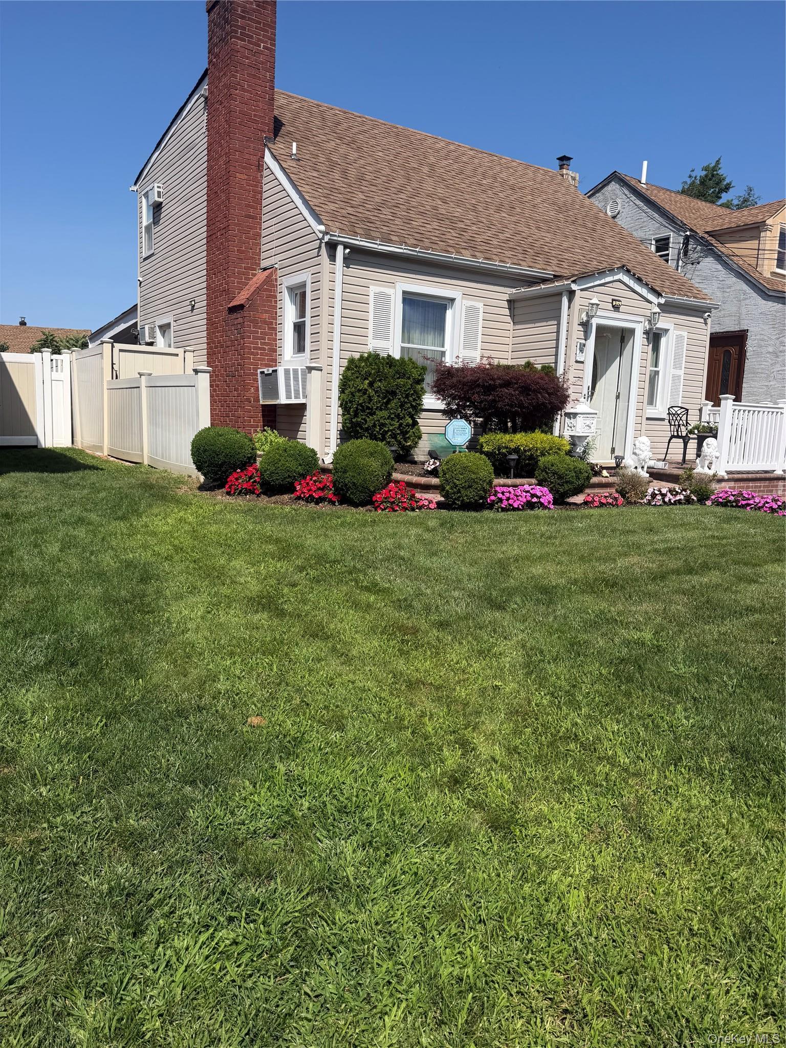 Single Family Maplewood Avenue  Nassau County, NY 11550, MLS-1031450-18