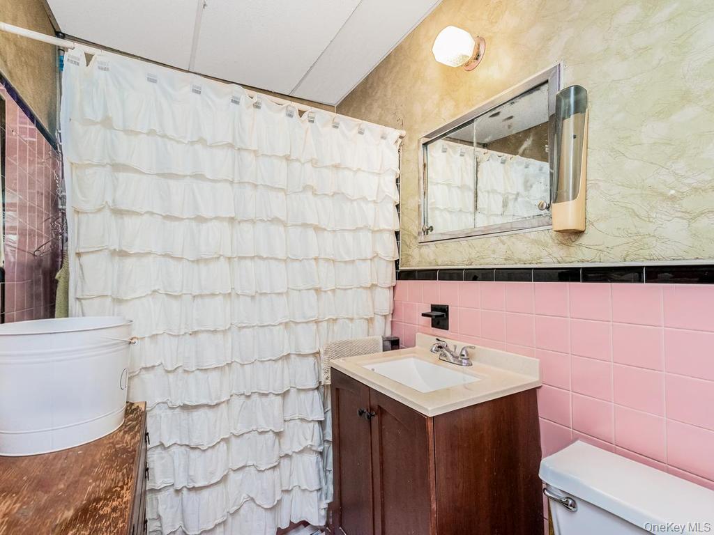 Single Family Gunther Avenue  Bronx, NY 10469, MLS-1031535-11