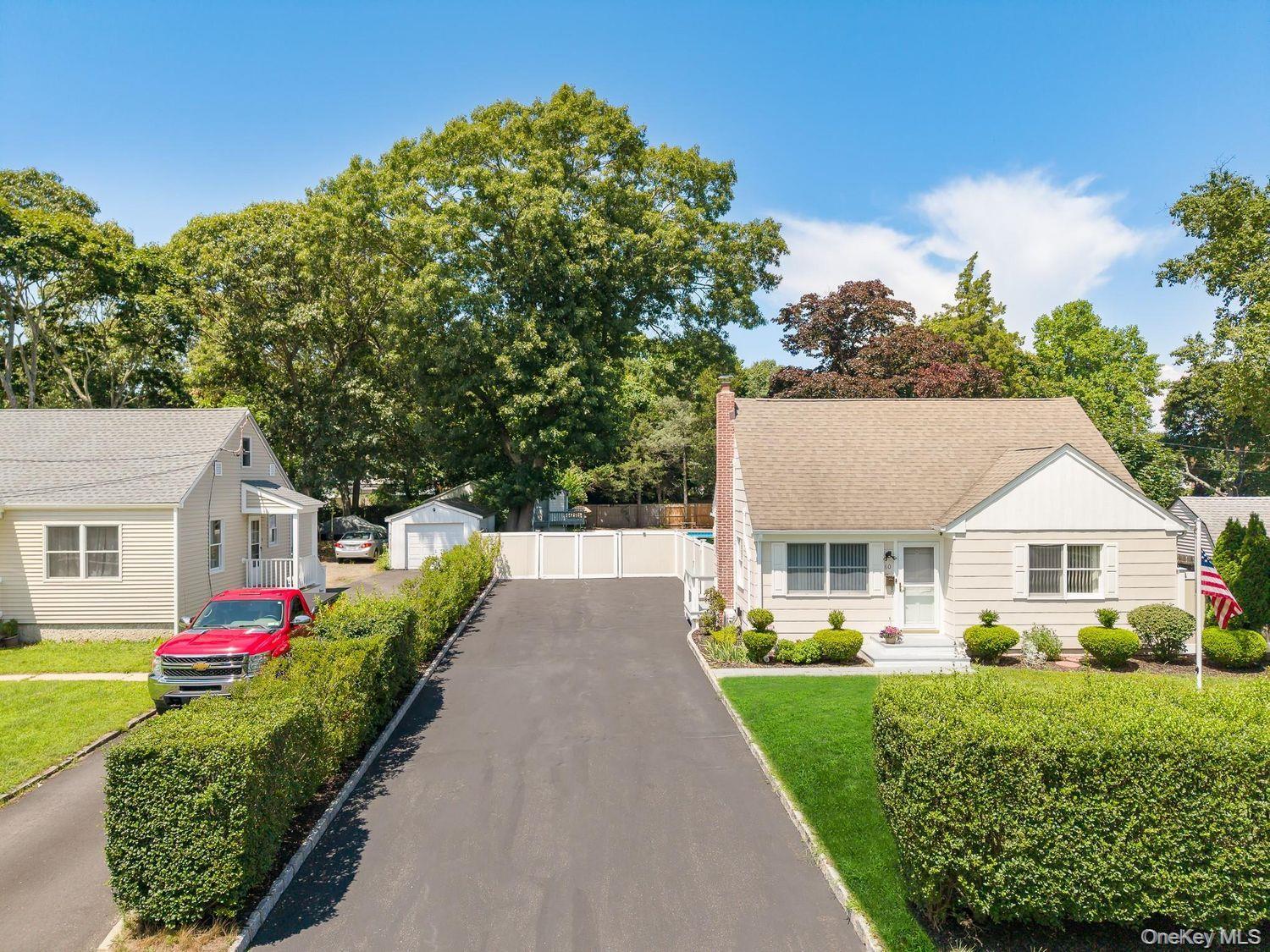 Single Family Hubbard Avenue  Suffolk County, NY 11901, MLS-1031536-41