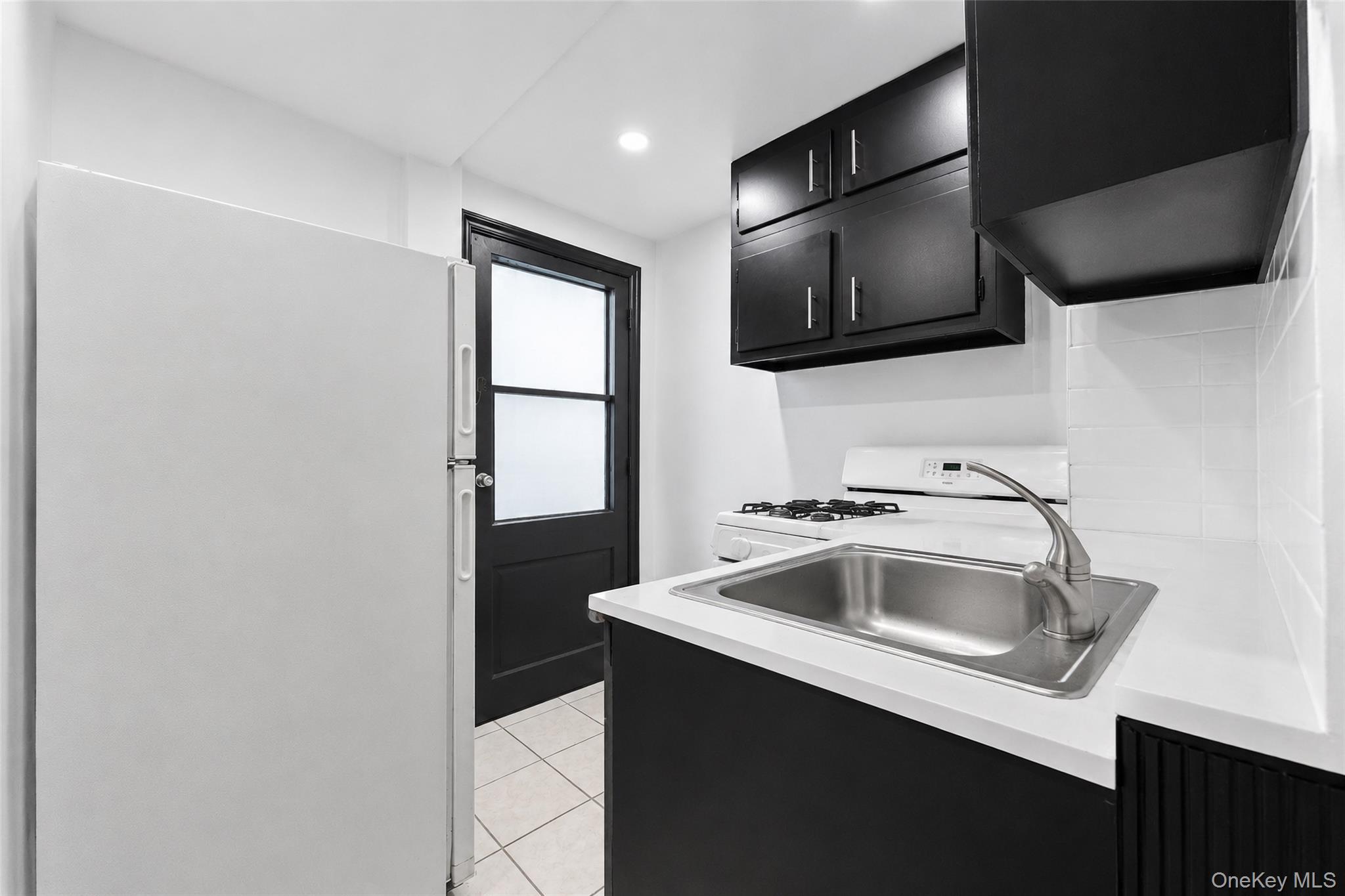 Single Family Tiemann Avenue Bronx, NY 10469, MLS-1031618-17