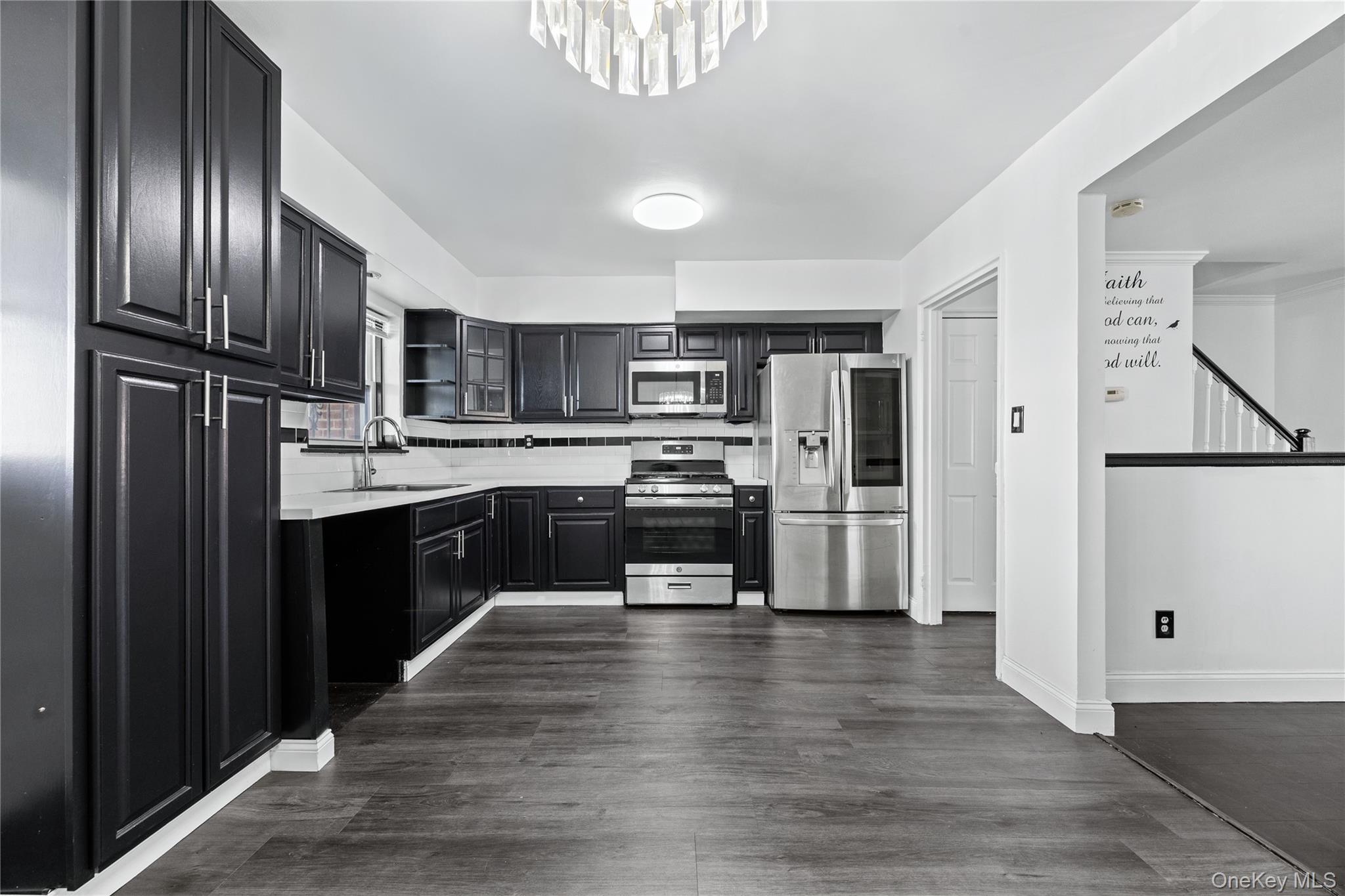 Single Family Tiemann Avenue Bronx, NY 10469, MLS-1031618-4