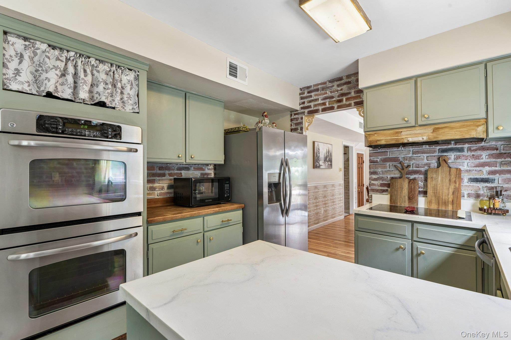 Single Family Manchester Lane Suffolk County, NY 11790, MLS-1031657-13
