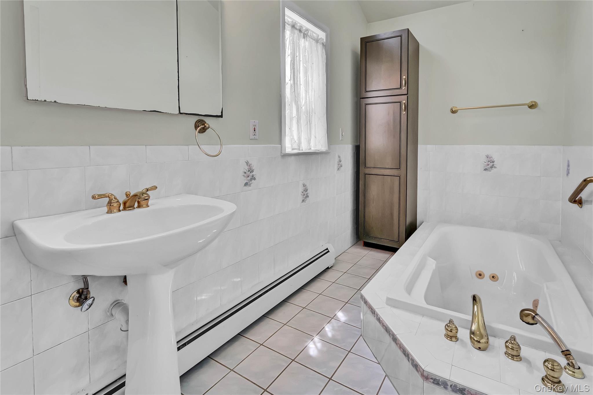 Single Family Broadway  Suffolk County, NY 11779, MLS-1031695-18