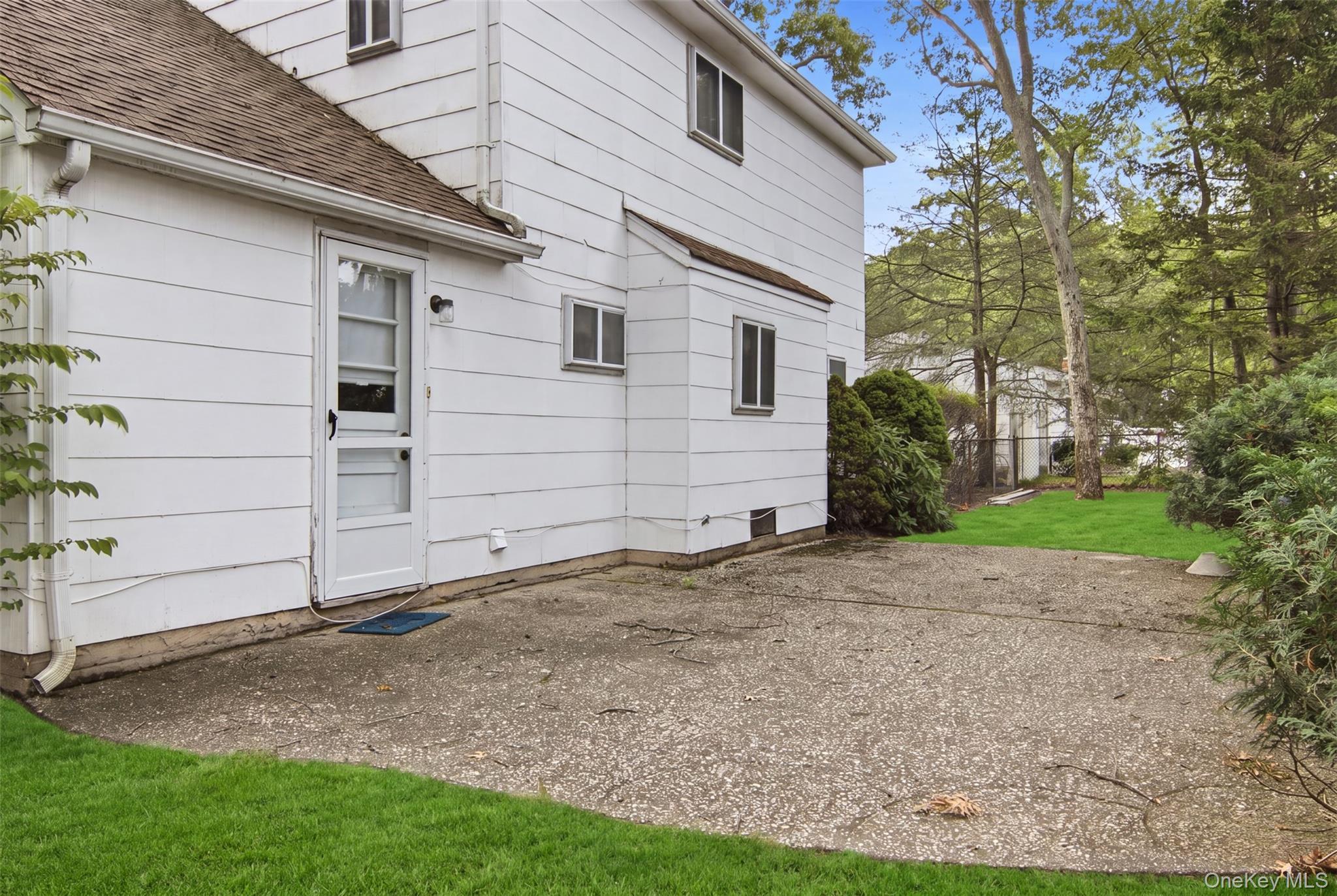 Single Family Smithtown Crescent Suffolk County, NY 11787, MLS-1031895-22