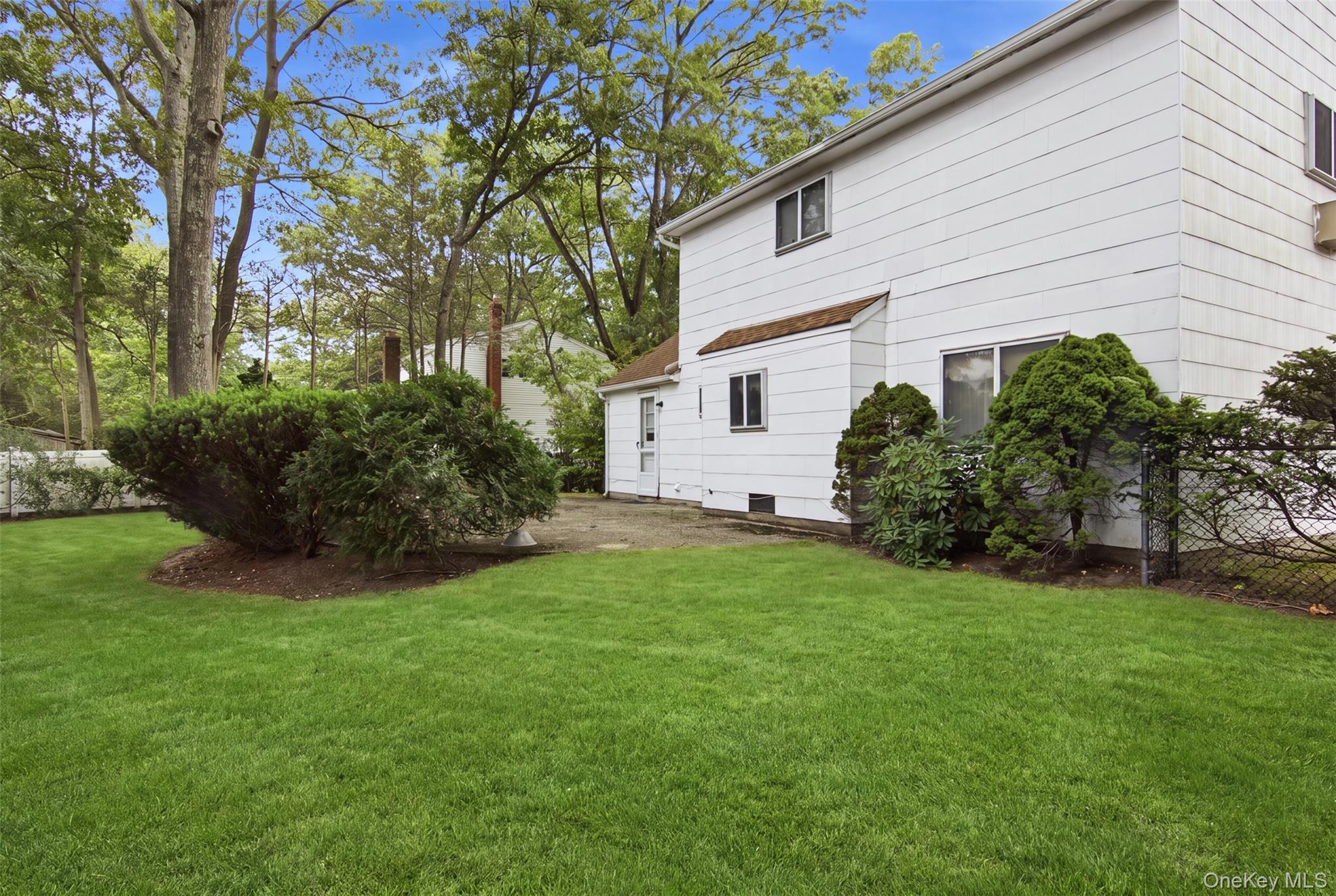 Single Family Smithtown Crescent Suffolk County, NY 11787, MLS-1031895-23