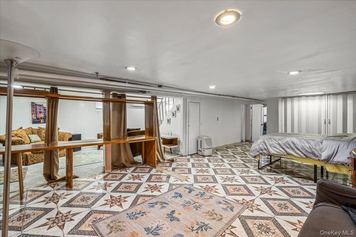 Single Family 25th Avenue Queens, NY 11357, MLS-1031900-20