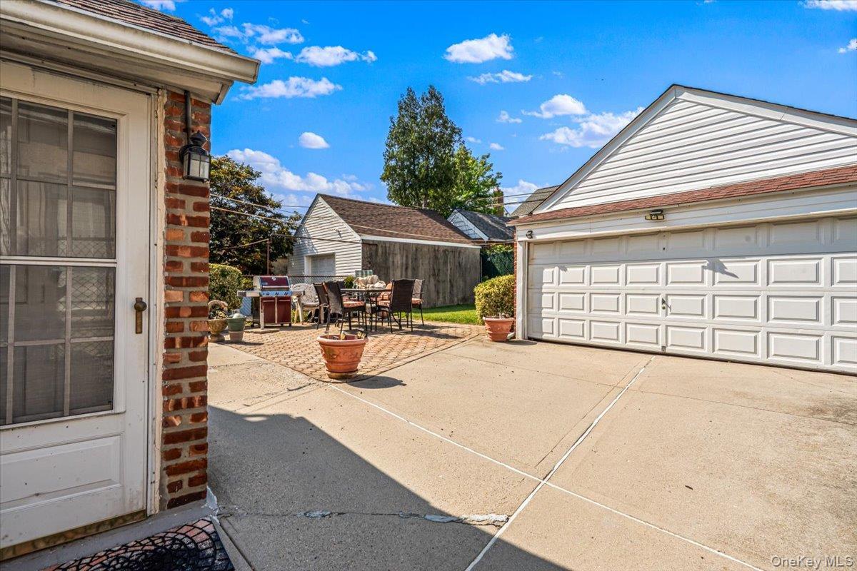 Single Family 25th Avenue Queens, NY 11357, MLS-1031900-33