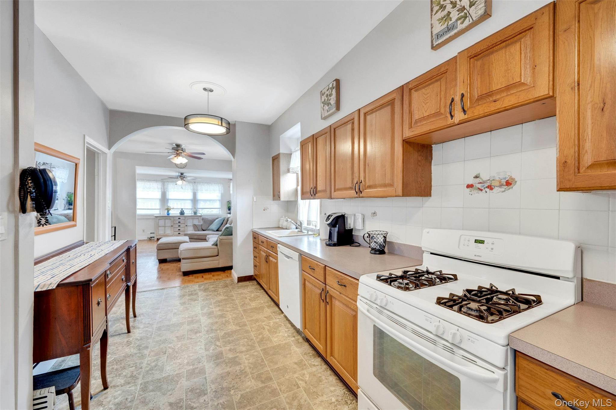 Single Family Research Avenue Bronx, NY 10465, MLS-1031969-10