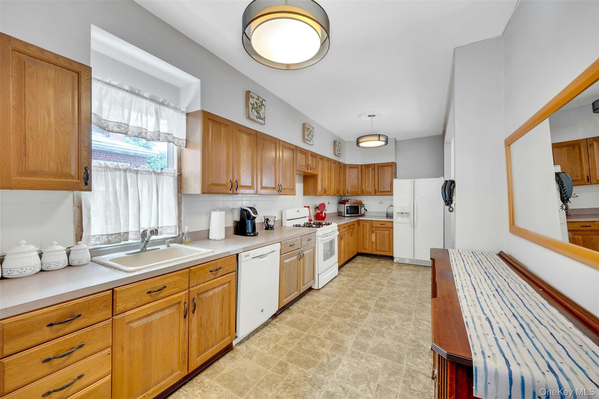 Single Family Research Avenue Bronx, NY 10465, MLS-1031969-8