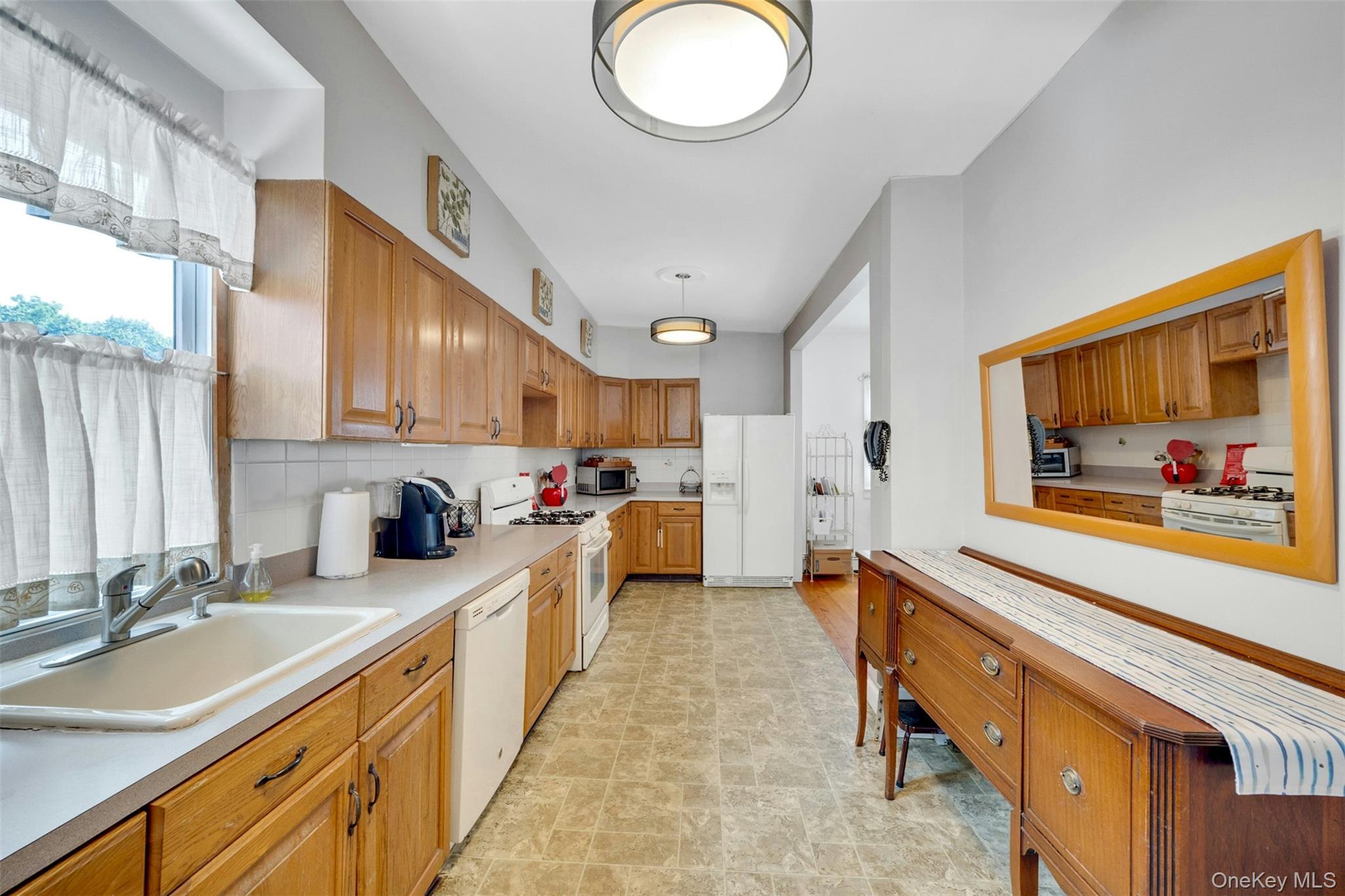 Single Family Research Avenue Bronx, NY 10465, MLS-1031969-9