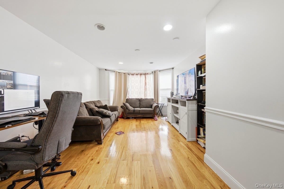 Single Family Bronx Boulevard Bronx, NY 10470, MLS-1032037-5