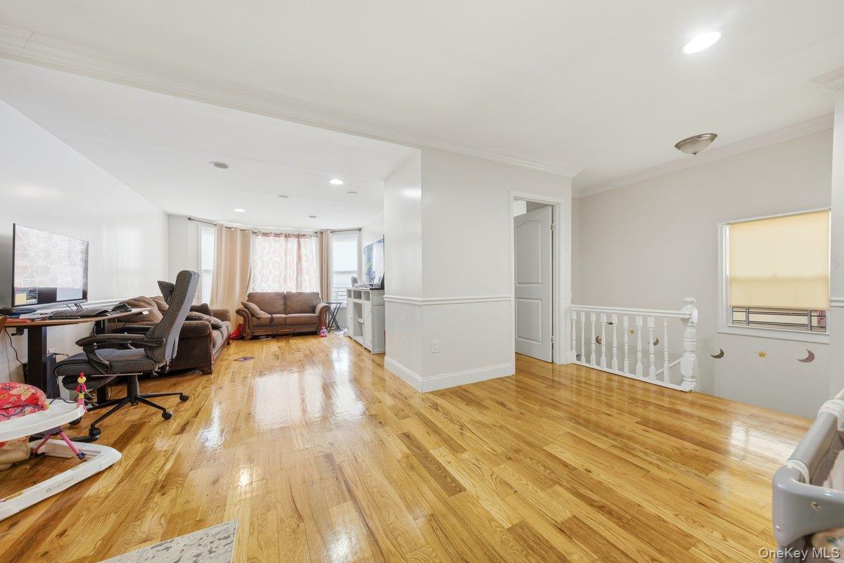Single Family Bronx Boulevard Bronx, NY 10470, MLS-1032037-7