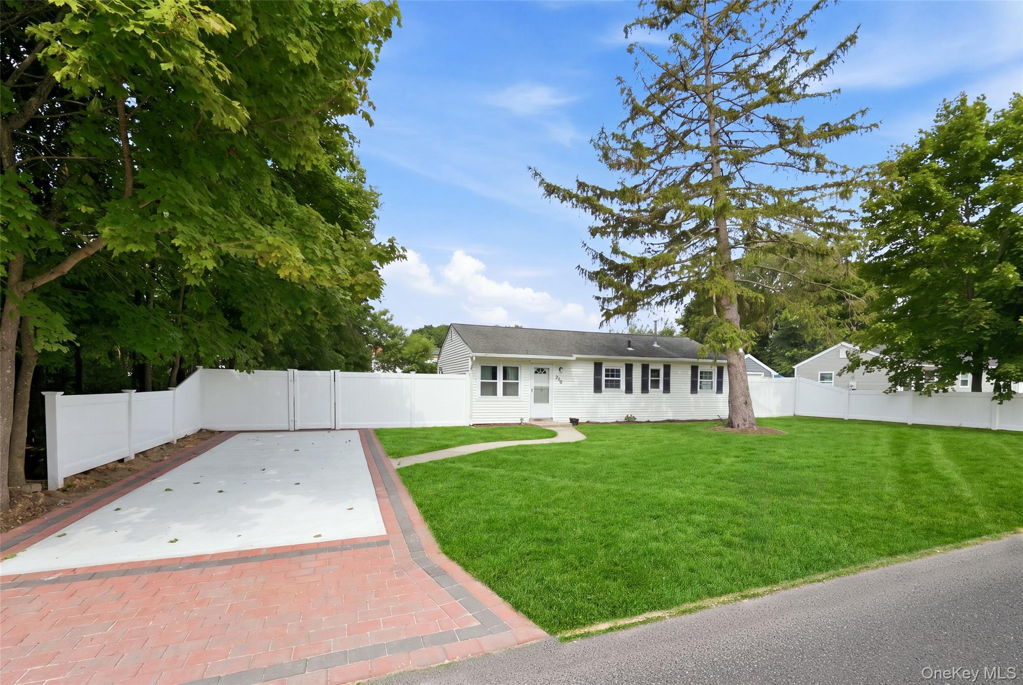 Single Family Bourdois Avenue Suffolk County, NY 11713, MLS-1032046-3