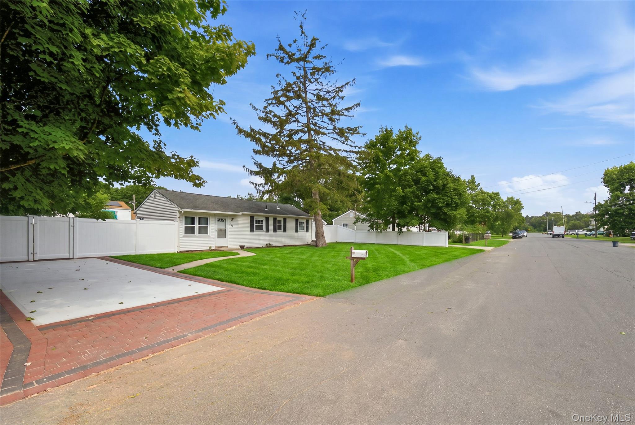 Single Family Bourdois Avenue Suffolk County, NY 11713, MLS-1032046-4