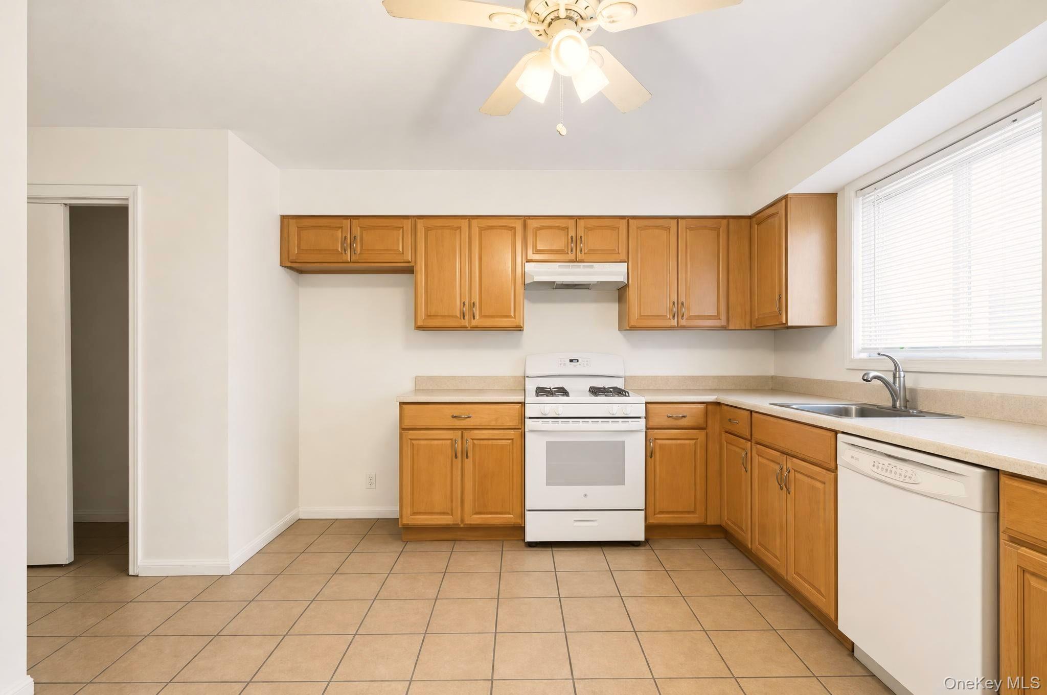 Single Family Tappen Court Staten Island, NY 10304, MLS-1032085-4