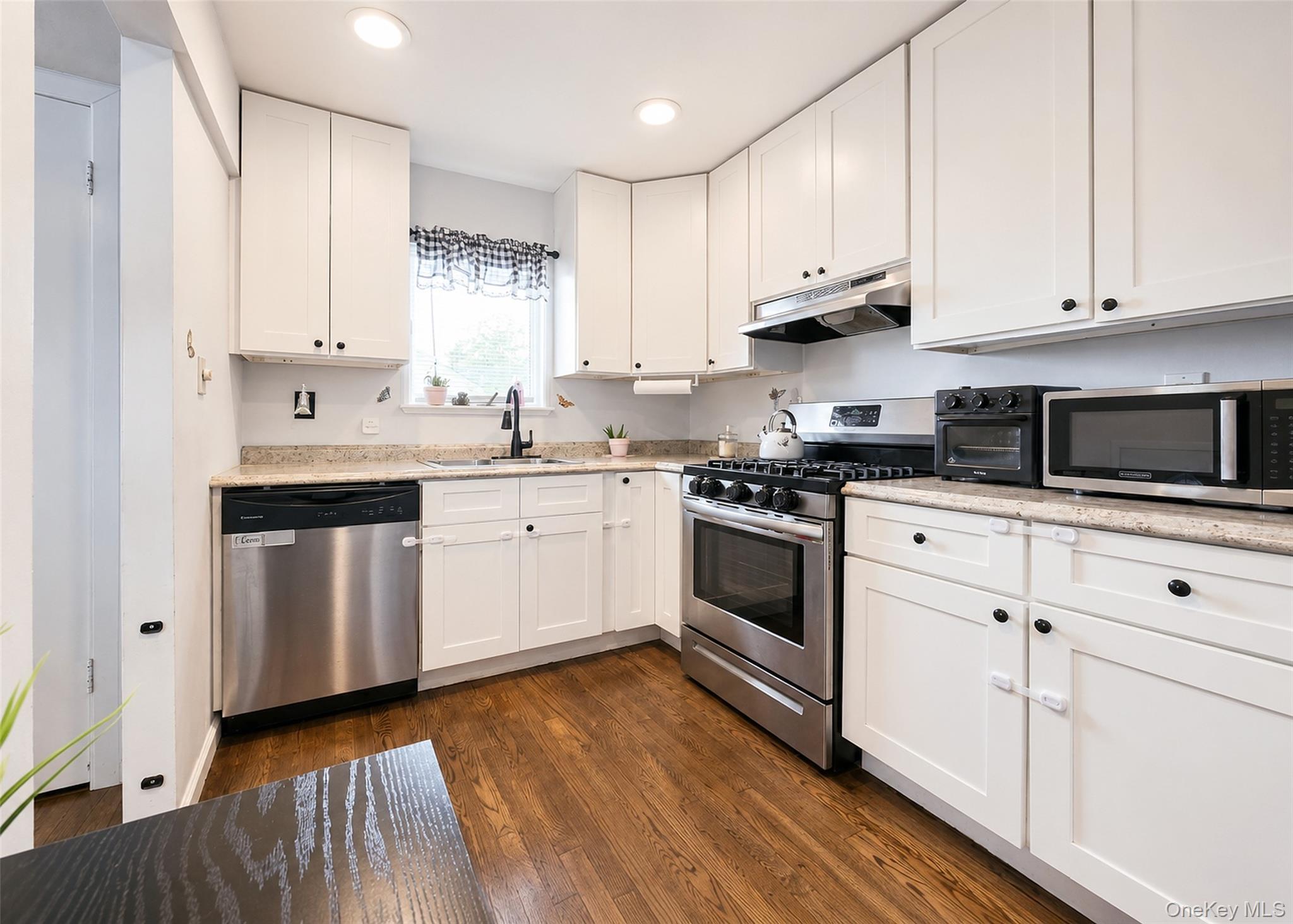 Single Family Farragut Avenue Suffolk County, NY 11757, MLS-1032337-4
