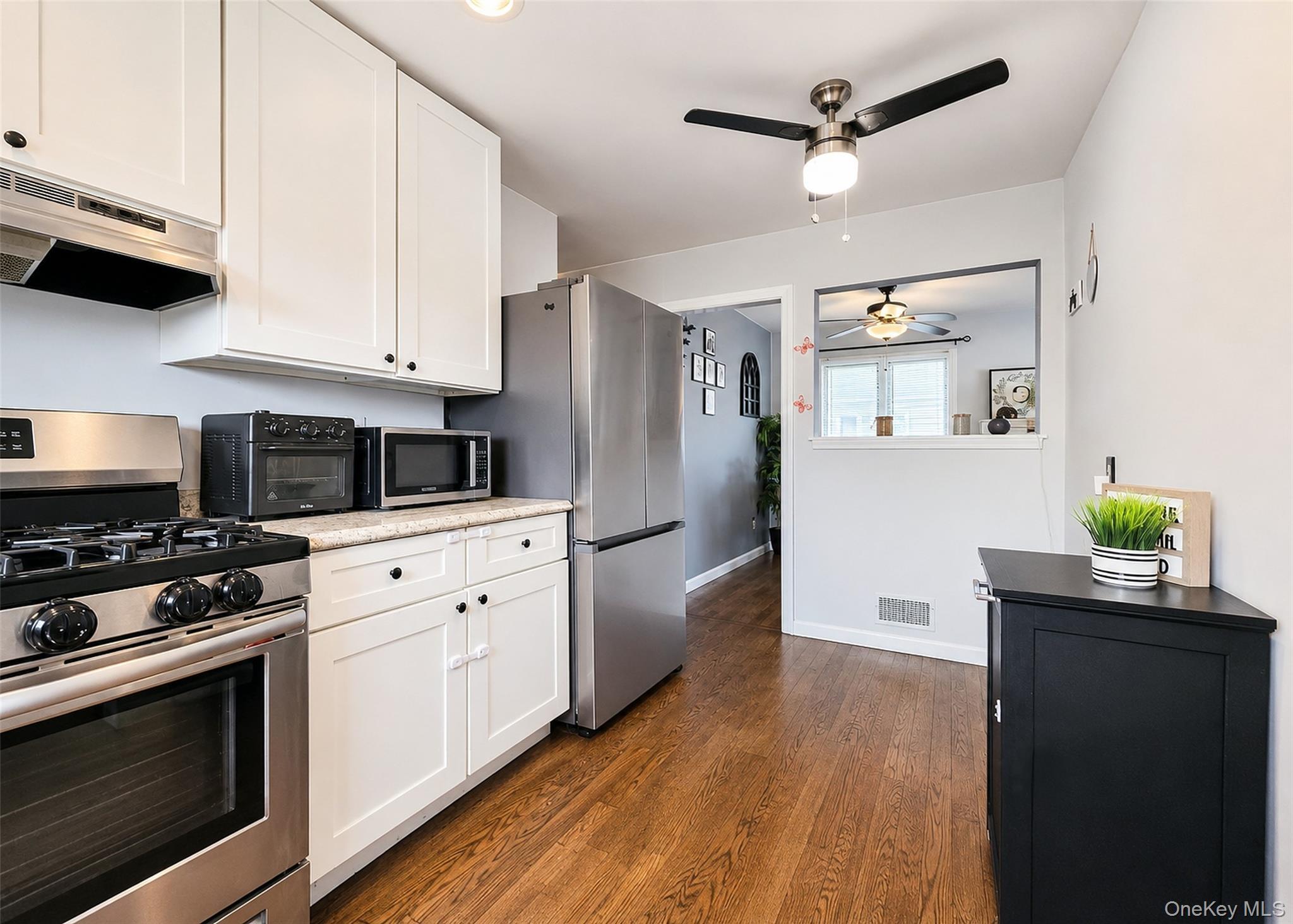 Single Family Farragut Avenue Suffolk County, NY 11757, MLS-1032337-5