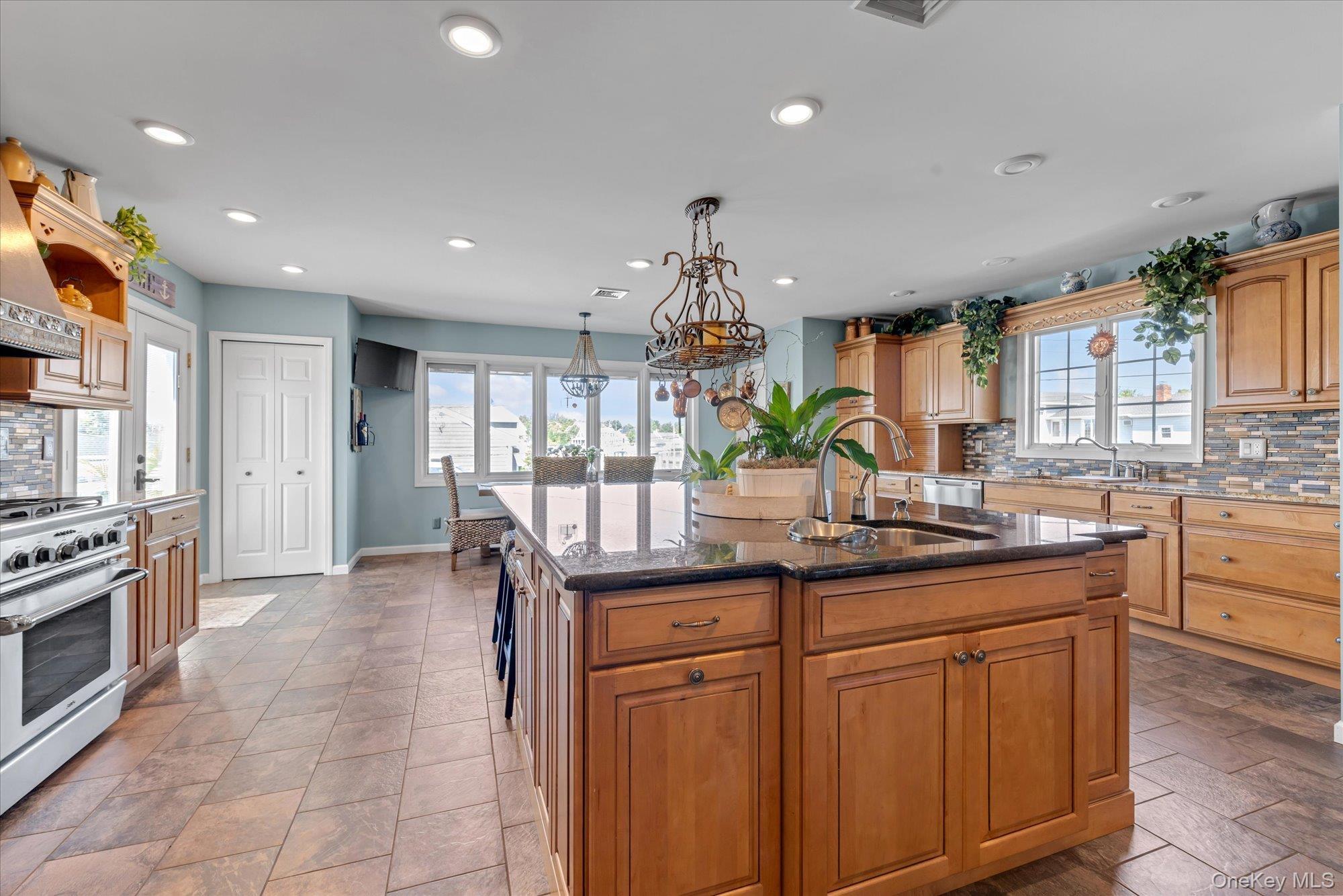 Single Family Montgomery Lane Suffolk County, NY 11706, MLS-1032442-9