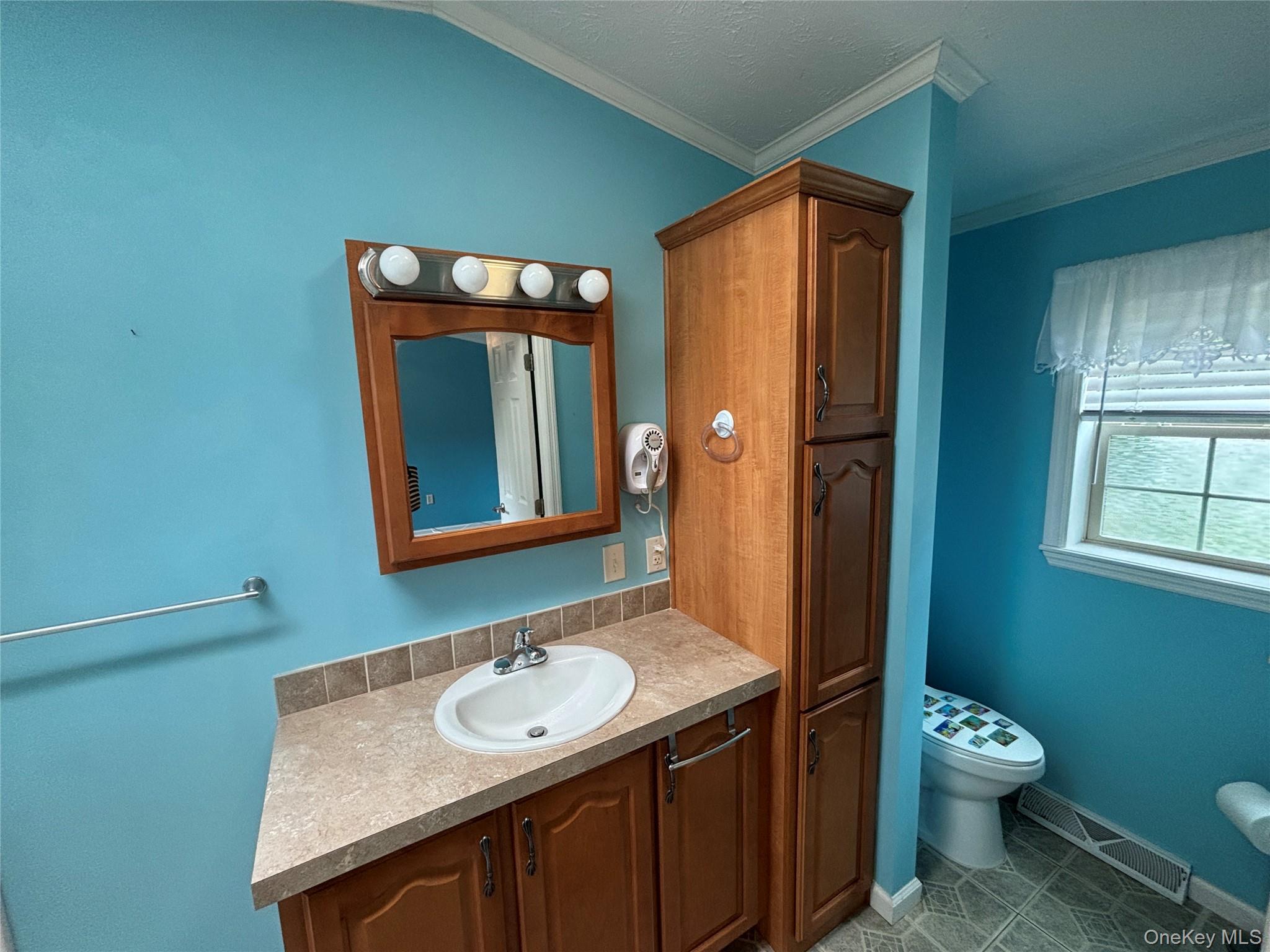 Single Family Old Country Road  Suffolk County, NY 11901, MLS-1032525-34