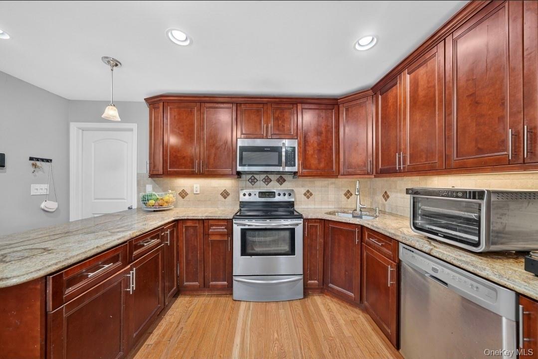Single Family Lincoln Avenue Suffolk County, NY 11729, MLS-1032734-14