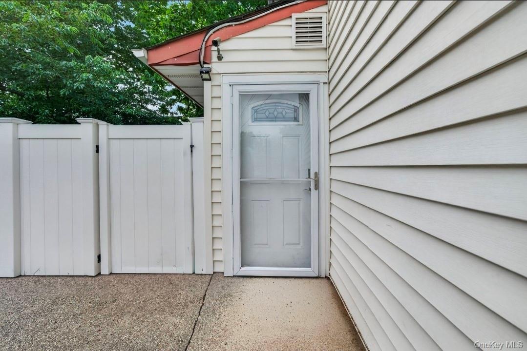 Single Family Lincoln Avenue Suffolk County, NY 11729, MLS-1032734-33