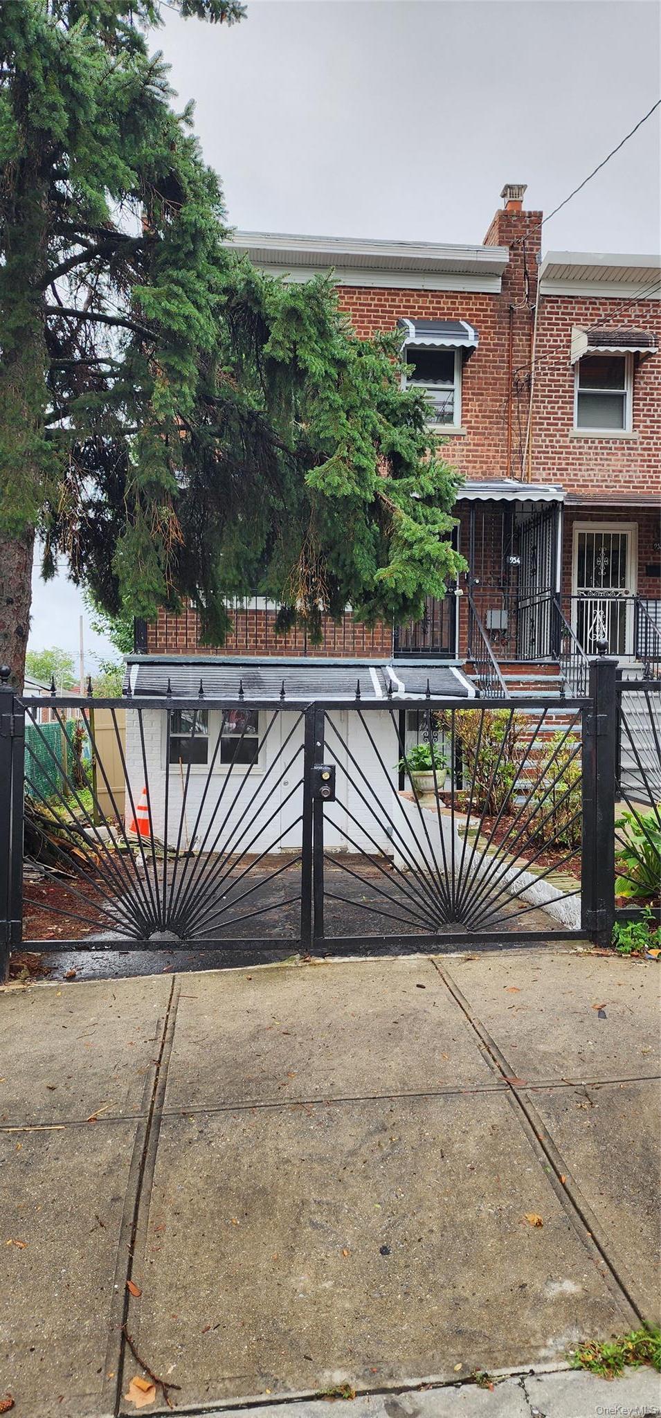 Single Family E 212th Street  Bronx, NY 10469, MLS-1032827-25