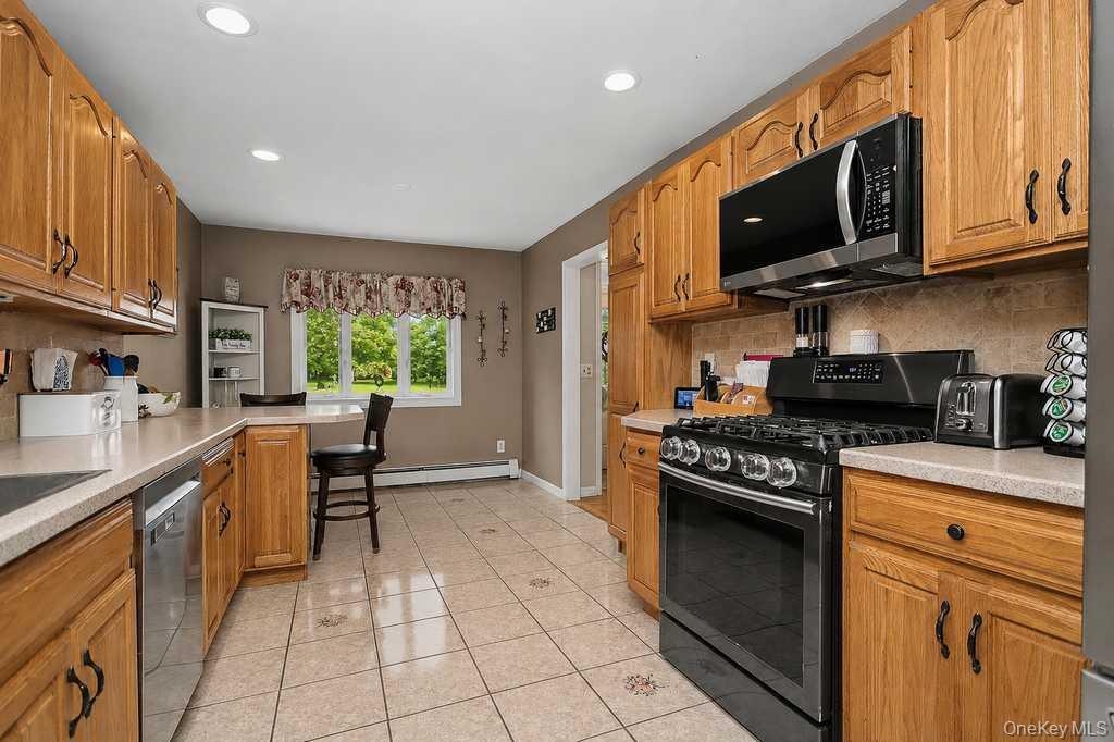 Single Family Fieldstone Boulevard  Dutchess County, NY 12590, MLS-1032852-8