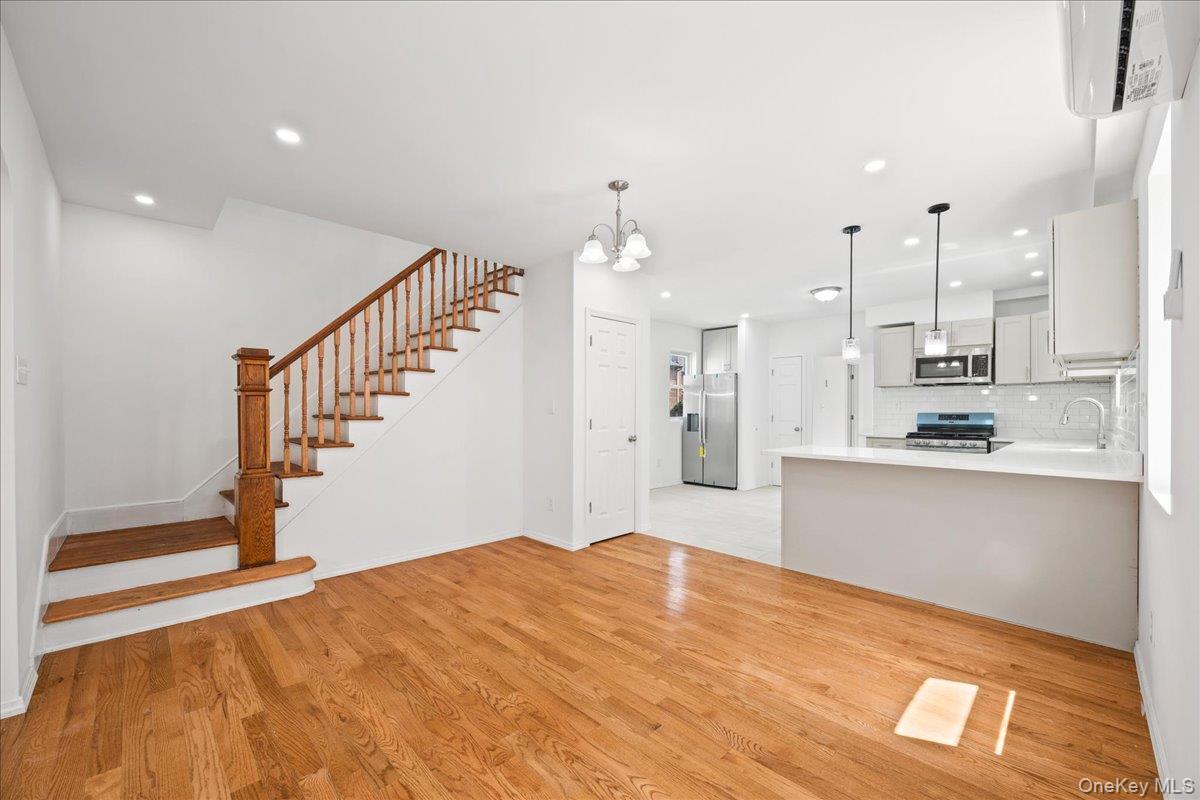 Single Family Seton Avenue Bronx, NY 10466, MLS-1032952-11
