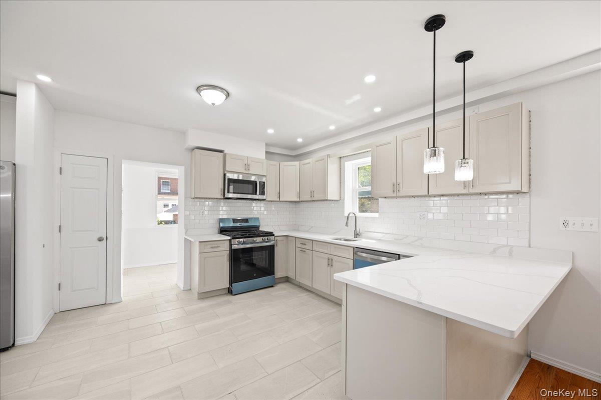 Single Family Seton Avenue Bronx, NY 10466, MLS-1032952-13