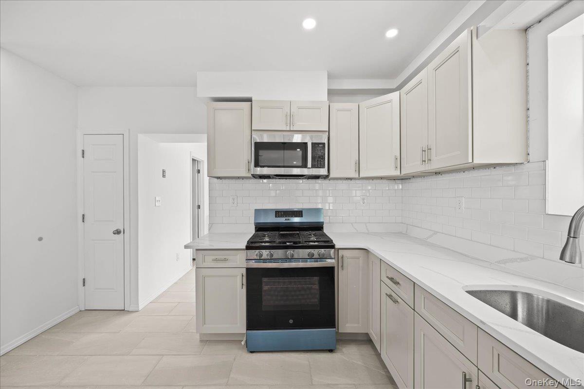 Single Family Seton Avenue Bronx, NY 10466, MLS-1032952-16