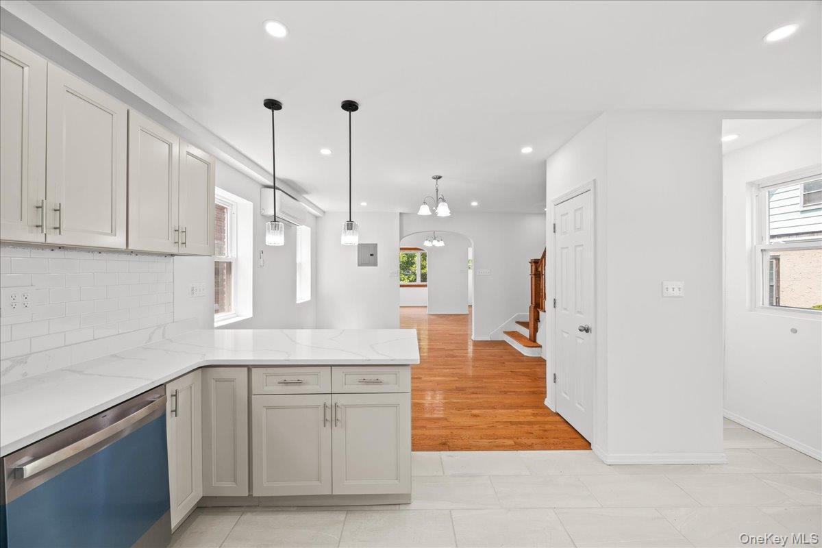 Single Family Seton Avenue Bronx, NY 10466, MLS-1032952-17