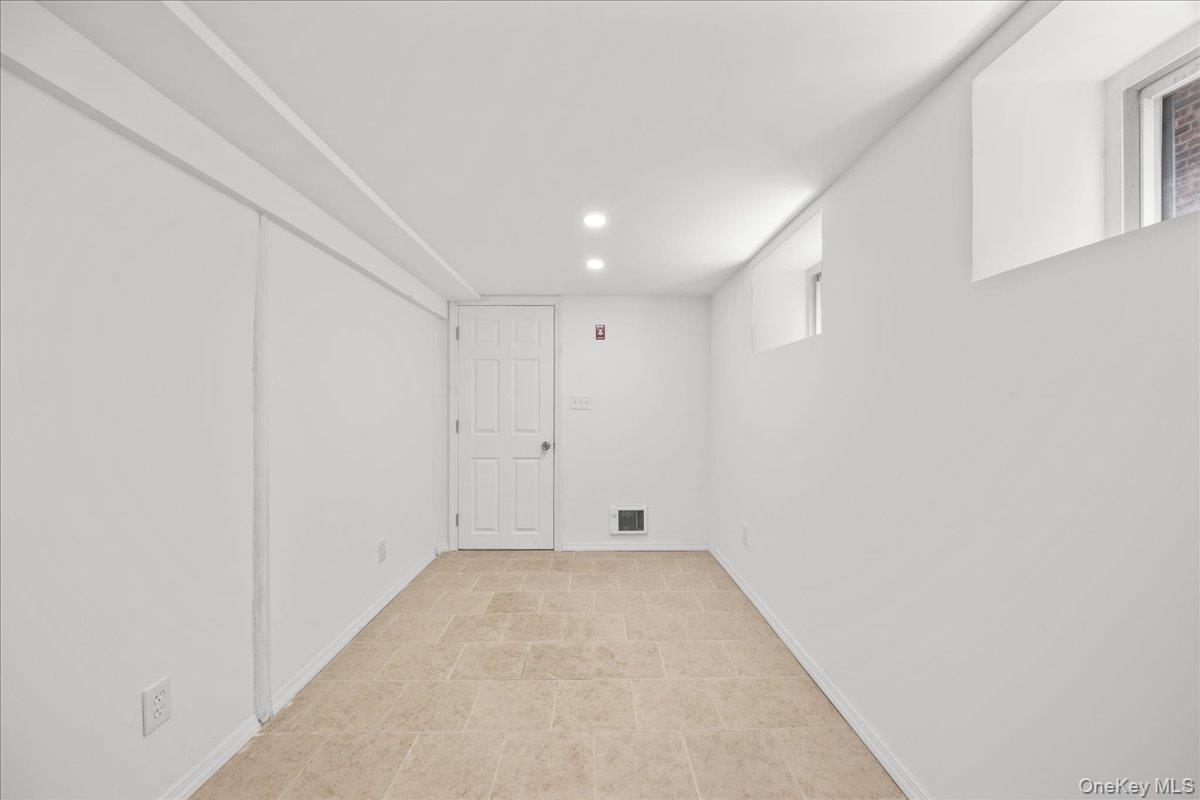 Single Family Seton Avenue Bronx, NY 10466, MLS-1032952-32