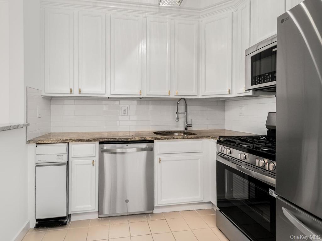 Single Family Surf Drive Bronx, NY 10473, MLS-1033005-6