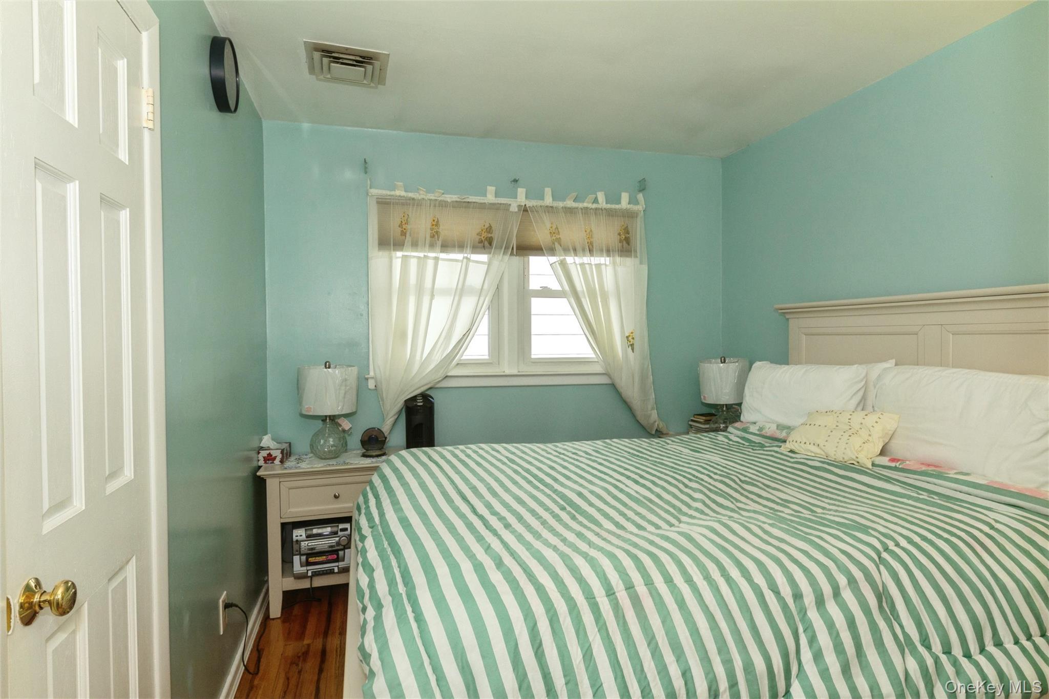 Single Family E Carl Avenue Nassau County, NY 11510, MLS-1033017-27