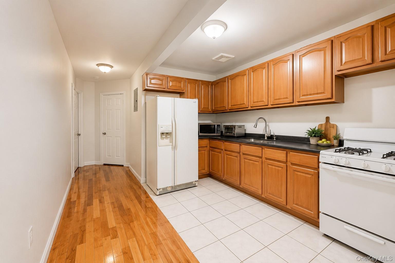 Single Family Willoughby Avenue Brooklyn, NY 11237, MLS-1033086-24
