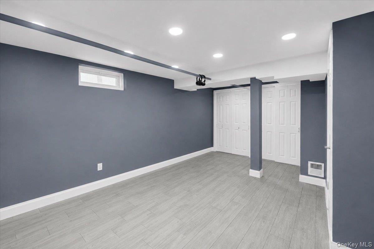 Single Family Westervelt Avenue  Bronx, NY 10469, MLS-1033098-16