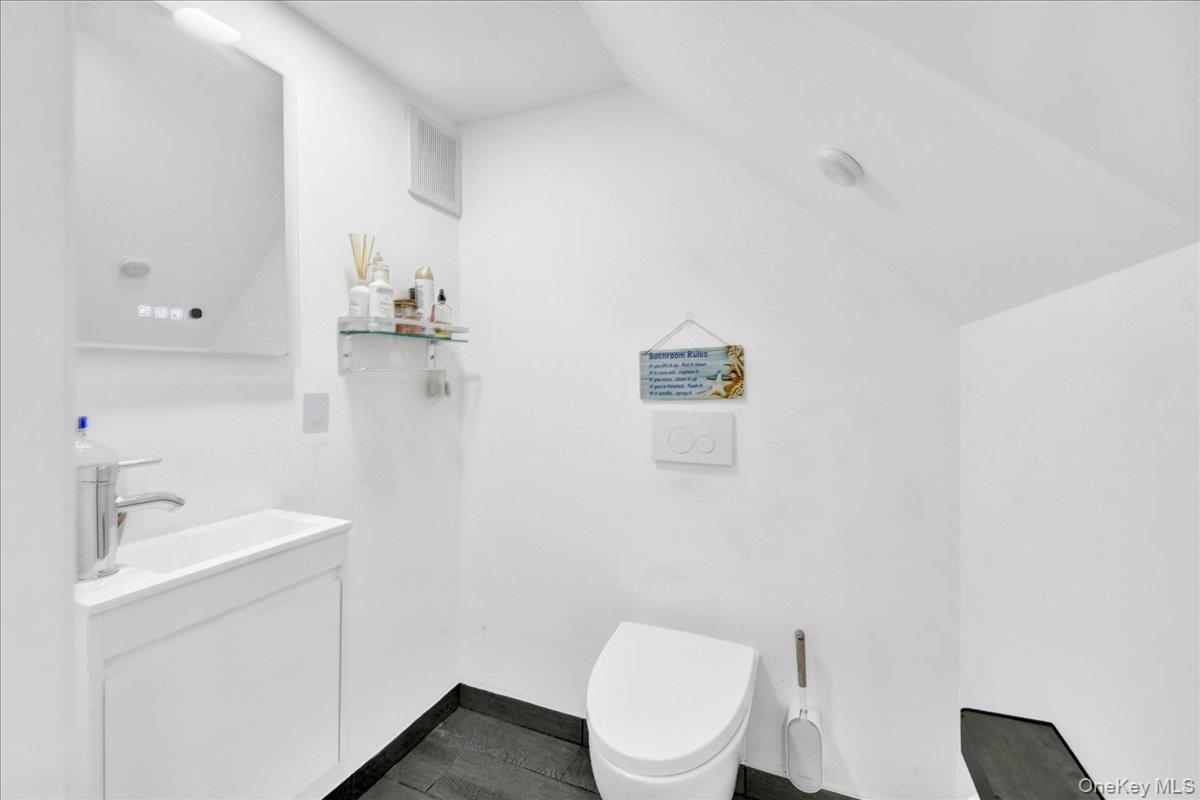 Single Family Westervelt Avenue  Bronx, NY 10469, MLS-1033098-18