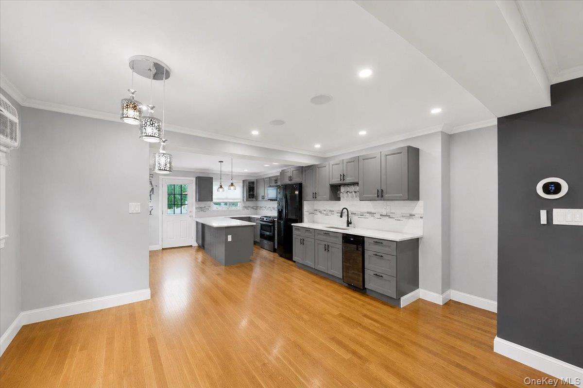 Single Family Westervelt Avenue  Bronx, NY 10469, MLS-1033098-2