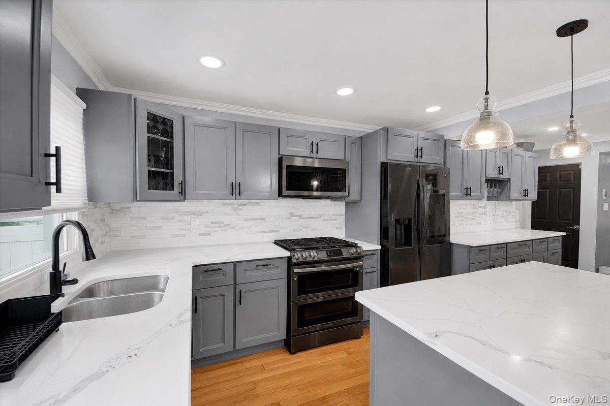 Single Family Westervelt Avenue  Bronx, NY 10469, MLS-1033098-9