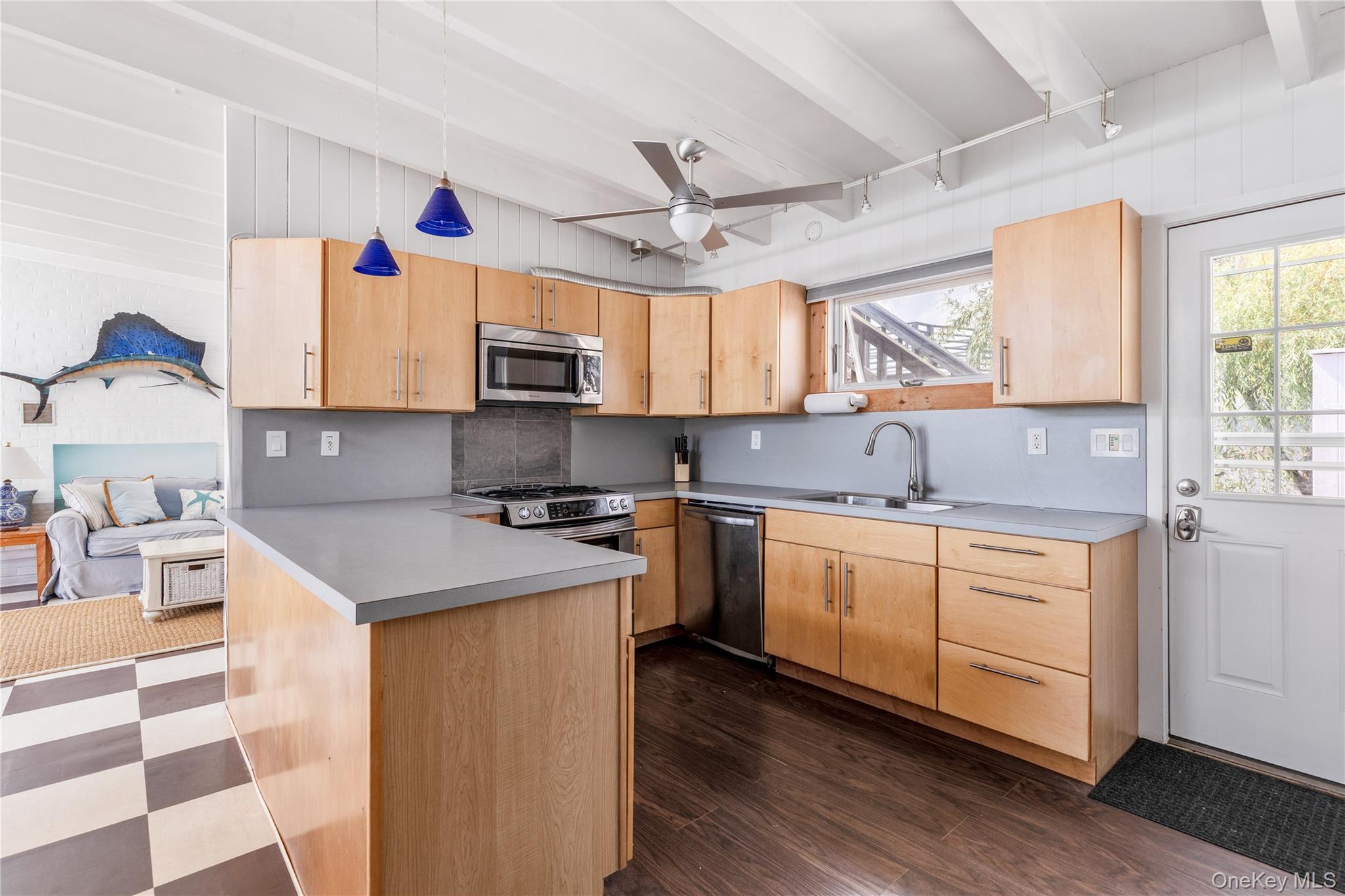 Single Family Laurel Avenue  Suffolk County, NY 11770, MLS-1033203-11