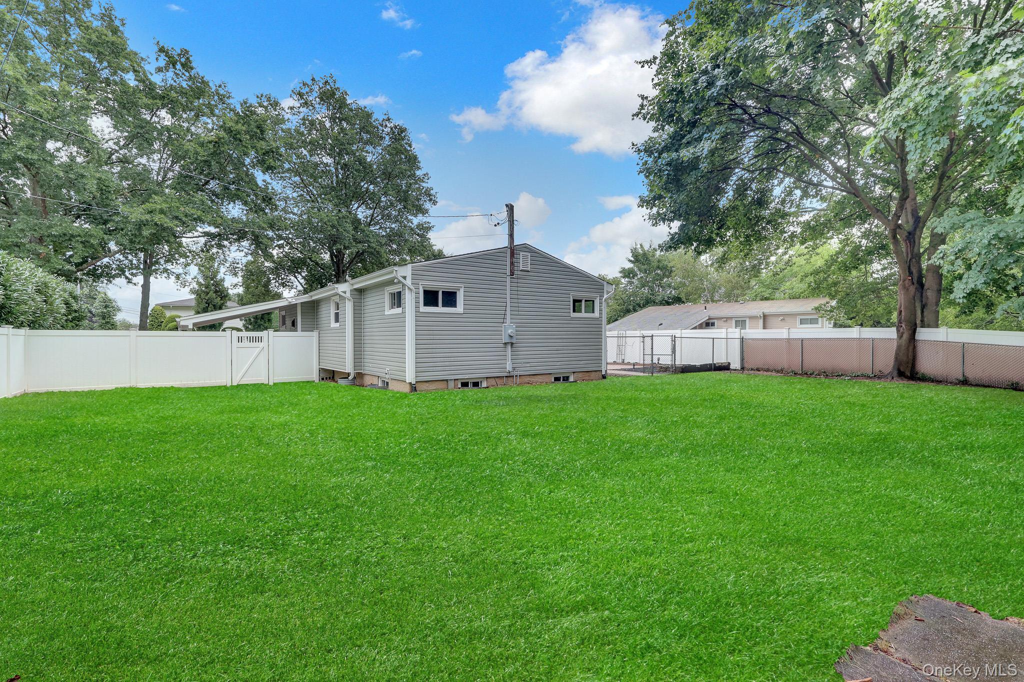 Single Family Hayrick Lane  Suffolk County, NY 11725, MLS-1033244-31