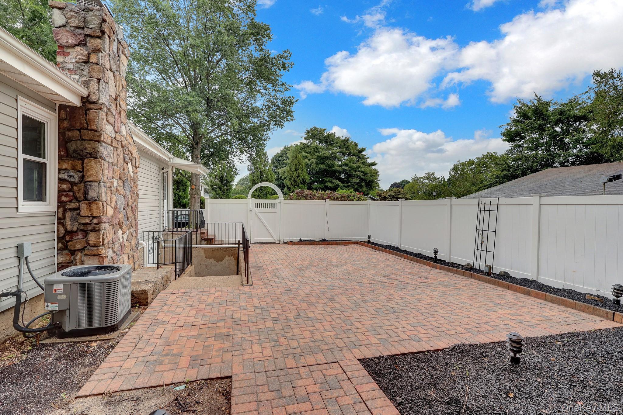 Single Family Hayrick Lane  Suffolk County, NY 11725, MLS-1033244-32