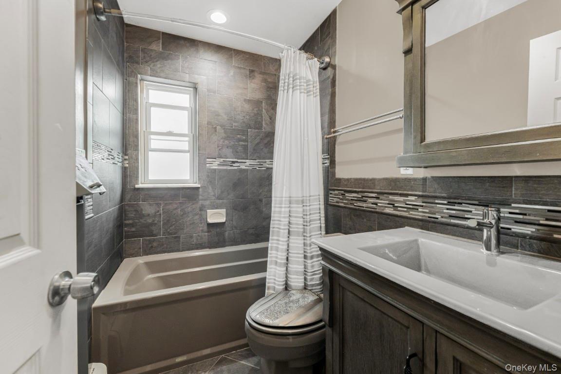 Single Family E 230th Street Bronx, NY 10466, MLS-1033263-17