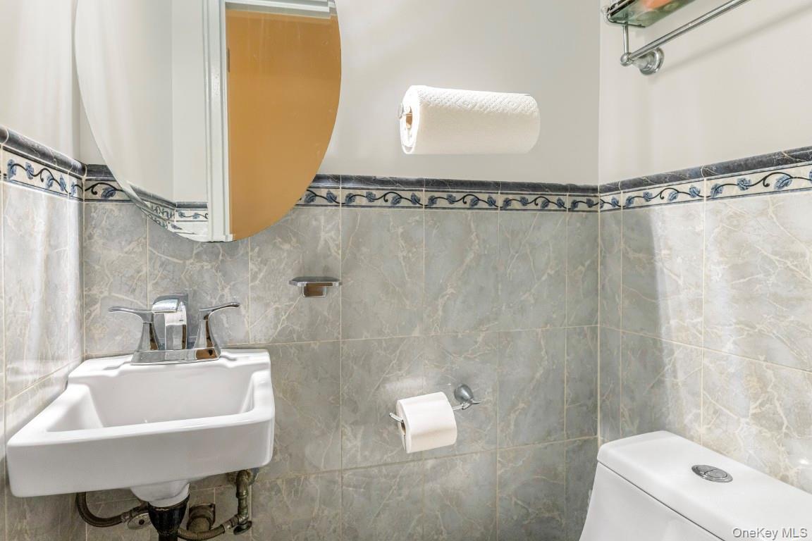Single Family E 230th Street Bronx, NY 10466, MLS-1033263-18
