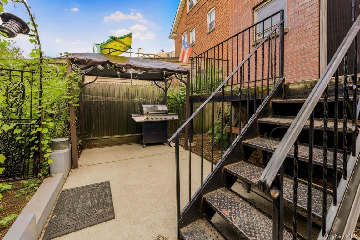 Single Family E 230th Street Bronx, NY 10466, MLS-1033263-21