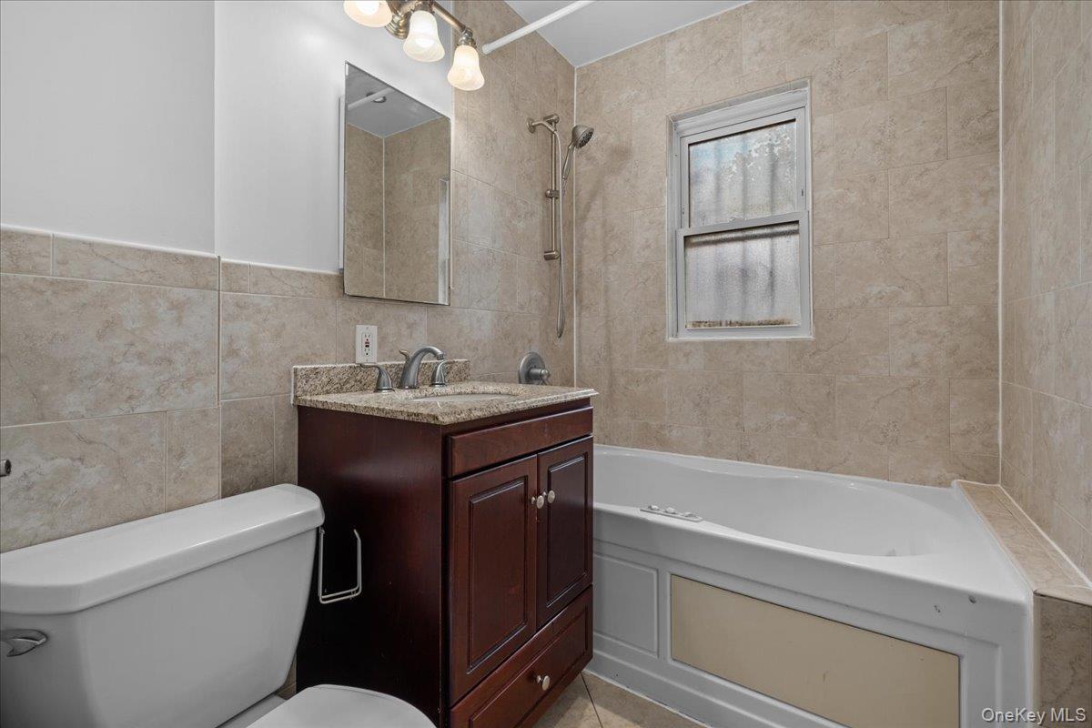 Single Family Kingsland Avenue Bronx, NY 10469, MLS-1033312-18