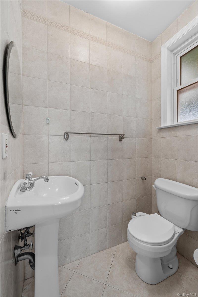 Single Family Kingsland Avenue Bronx, NY 10469, MLS-1033312-19